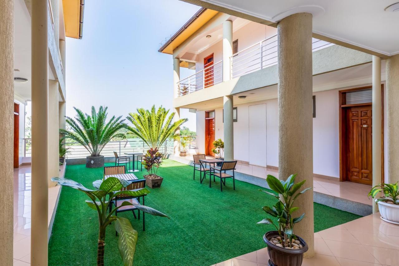 Entebbe Traveller'S Hotel Екстериор снимка