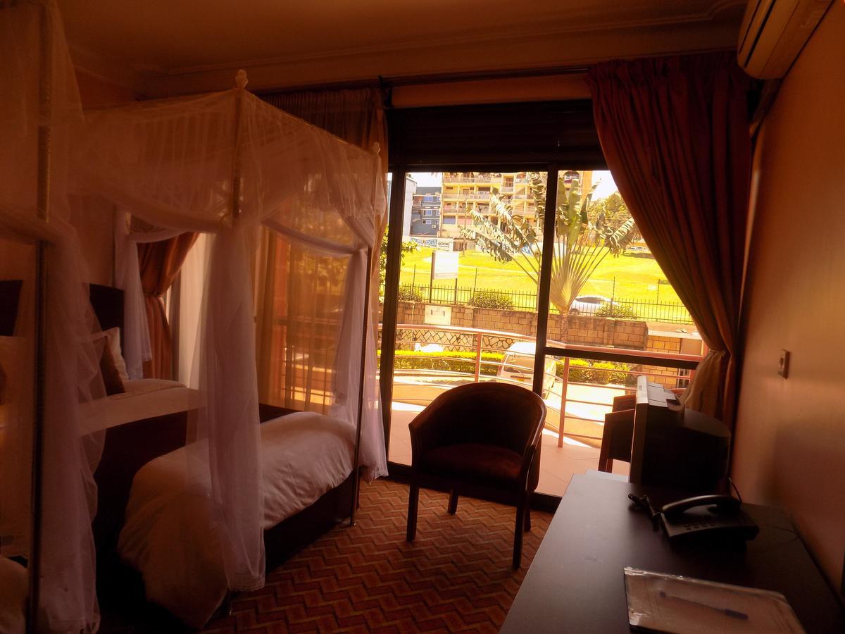 Entebbe Traveller'S Hotel Екстериор снимка