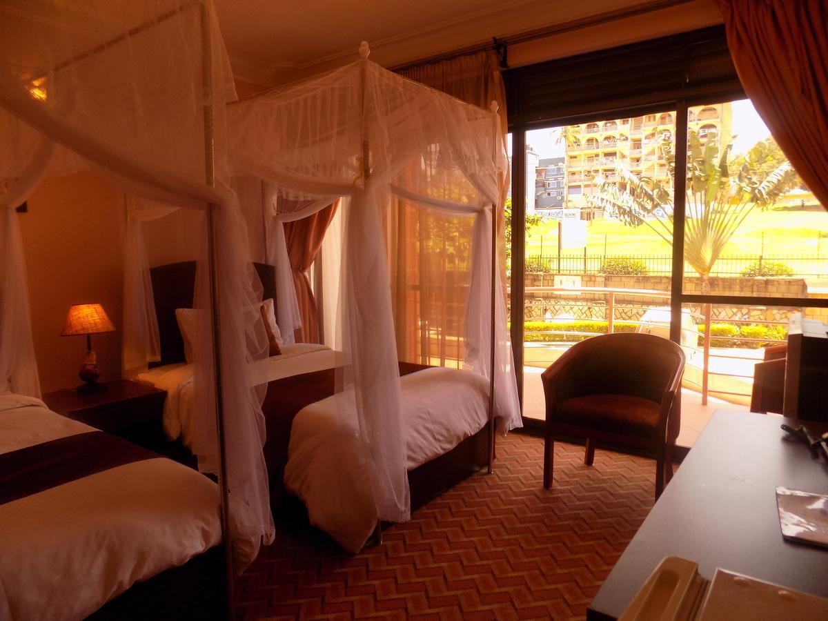 Entebbe Traveller'S Hotel Екстериор снимка