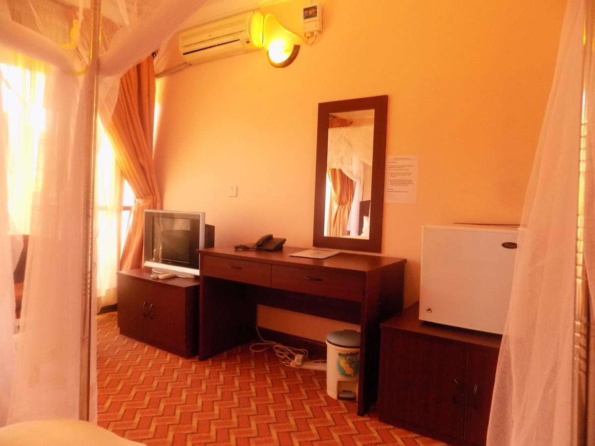 Entebbe Traveller'S Hotel Екстериор снимка