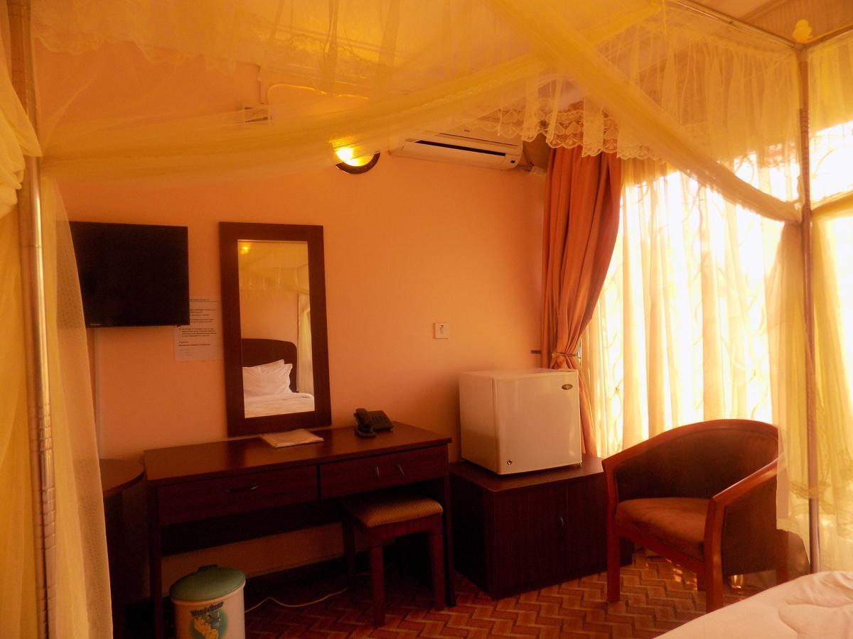 Entebbe Traveller'S Hotel Екстериор снимка