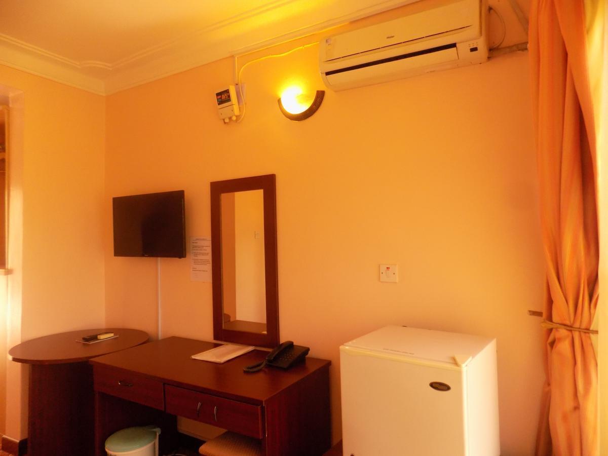 Entebbe Traveller'S Hotel Екстериор снимка