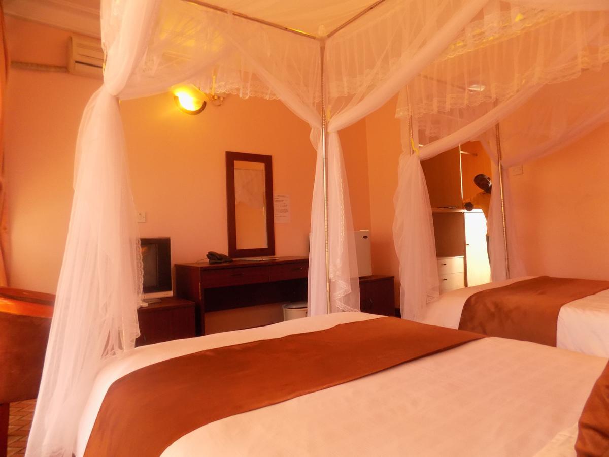 Entebbe Traveller'S Hotel Екстериор снимка