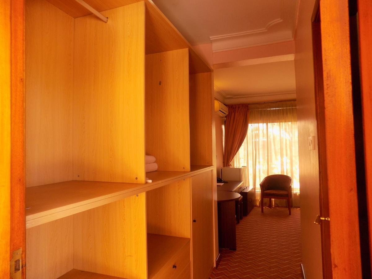 Entebbe Traveller'S Hotel Екстериор снимка