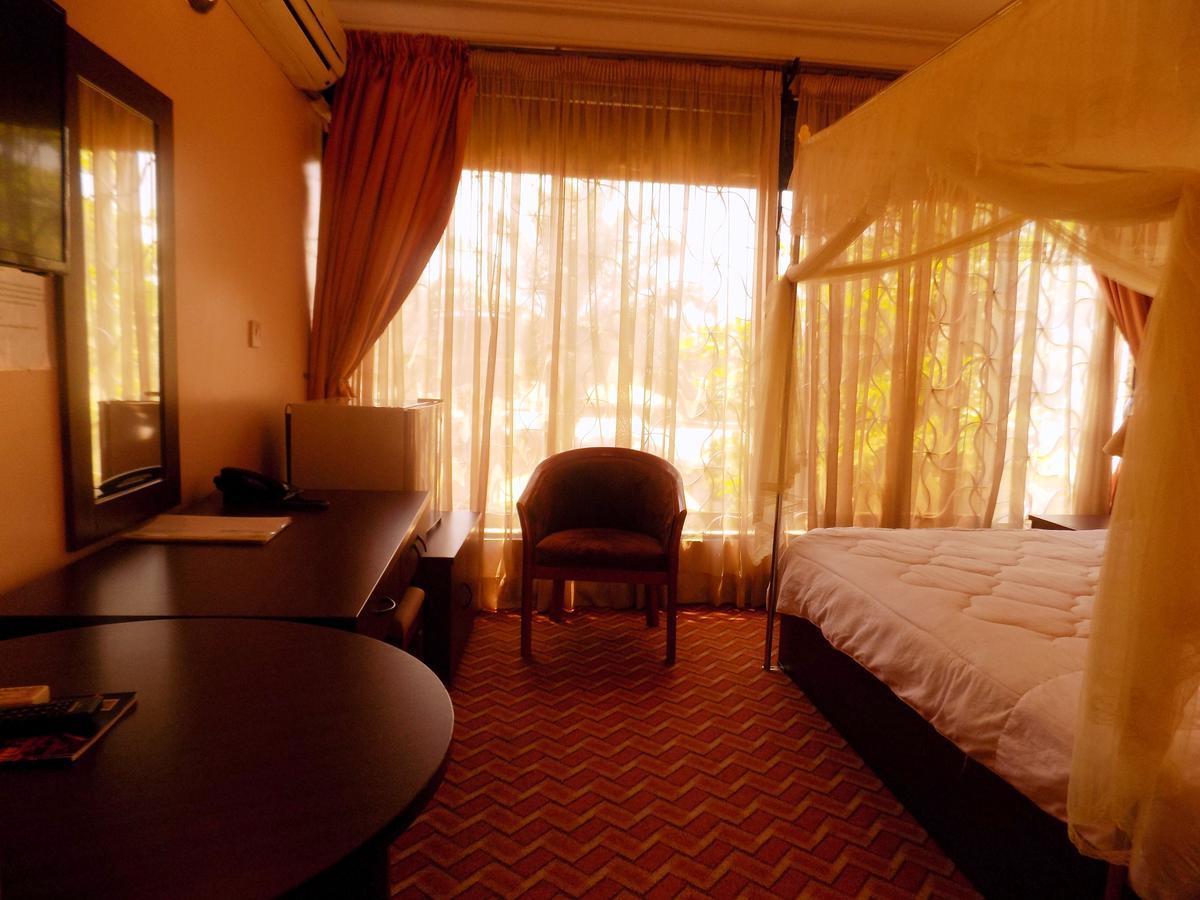 Entebbe Traveller'S Hotel Екстериор снимка